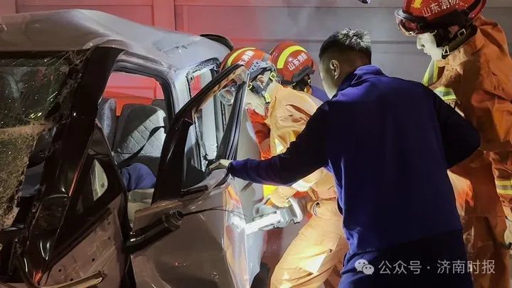 济南高架路突发车祸一名男子被困，消防紧急救援！