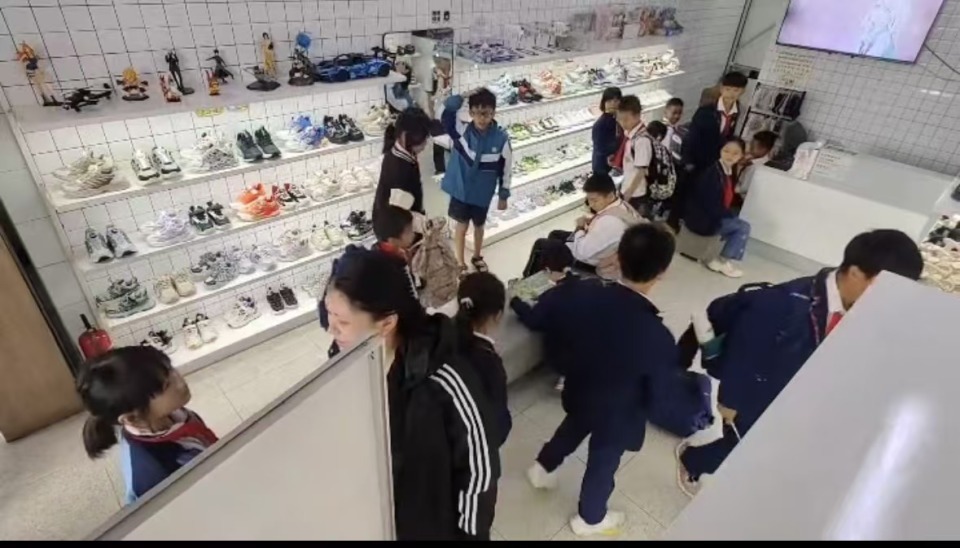 广东一鞋店老板睡过头，被一群着急看电视的小学生连敲带喊催开门