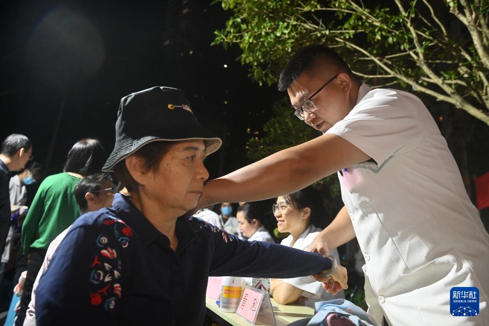 广西南宁：中医药夜市情暖社区护健康