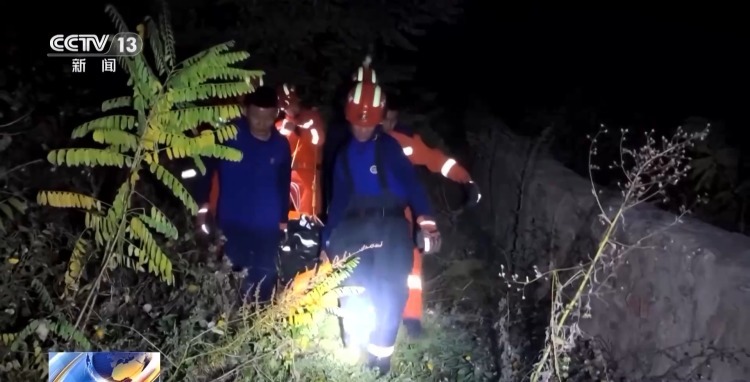 600多人彻夜搜救找回失联“驴友” 登山赏秋这些安全知识请记牢 600多人彻夜搜救找回失联“驴友” 登山赏秋这些安全知识请记牢