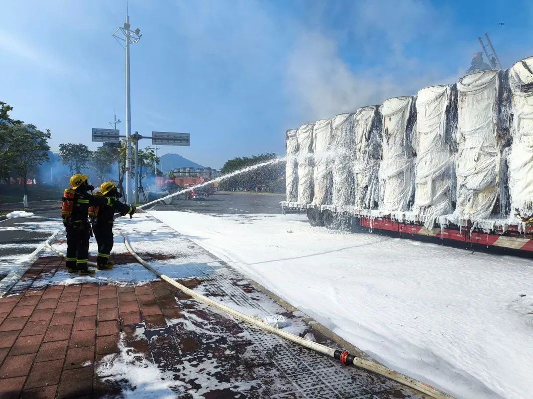 货车变“火车”，司机一路“狂飙”……