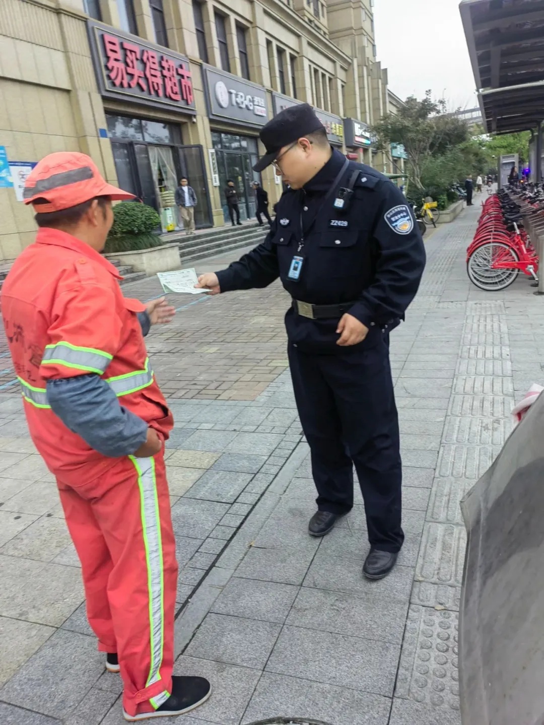 刷屏了！杭州环卫师傅捡到246万……