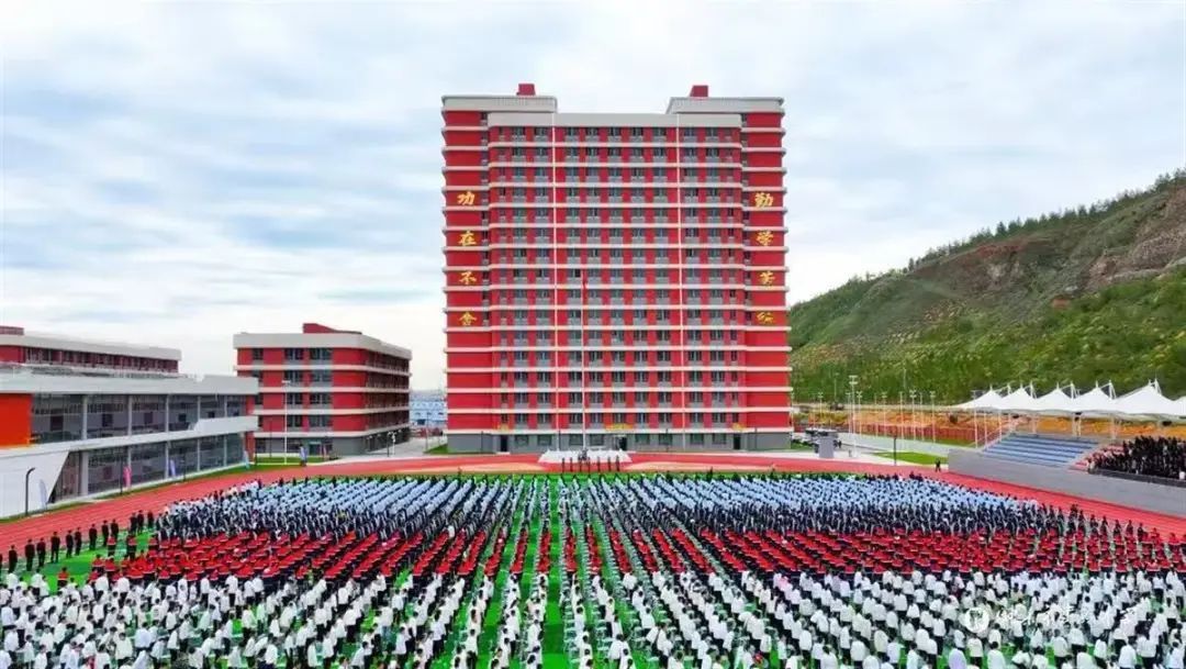一县级市中学“50万年薪+120㎡房子”招老师，47名北大等名校生获聘，校方回应→