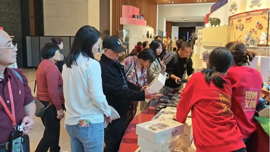 场面堪比买黄金！有人大清早就开始排队......
