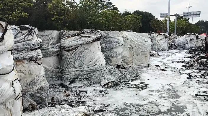 货车变“火车”，司机一路“狂飙”……