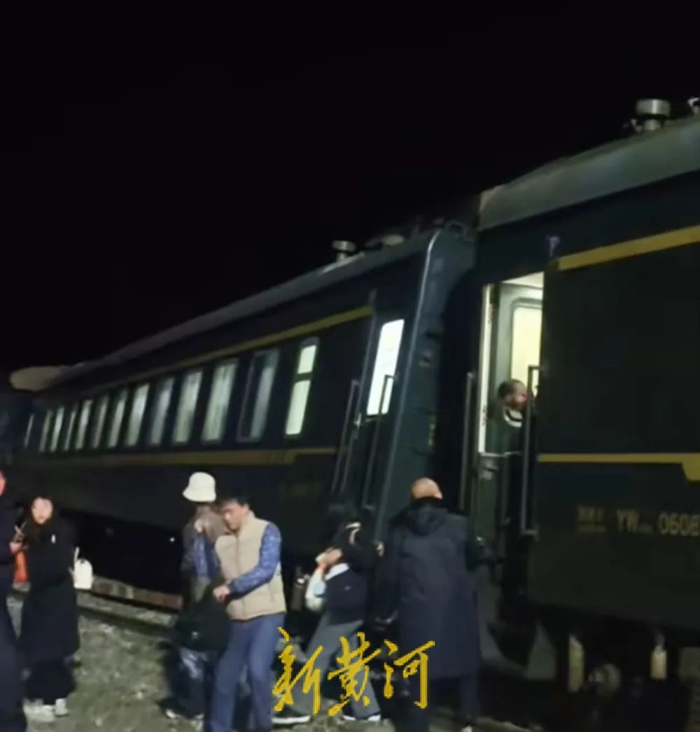 突发！一列车行驶中脱轨，当地应急部门已前往处置