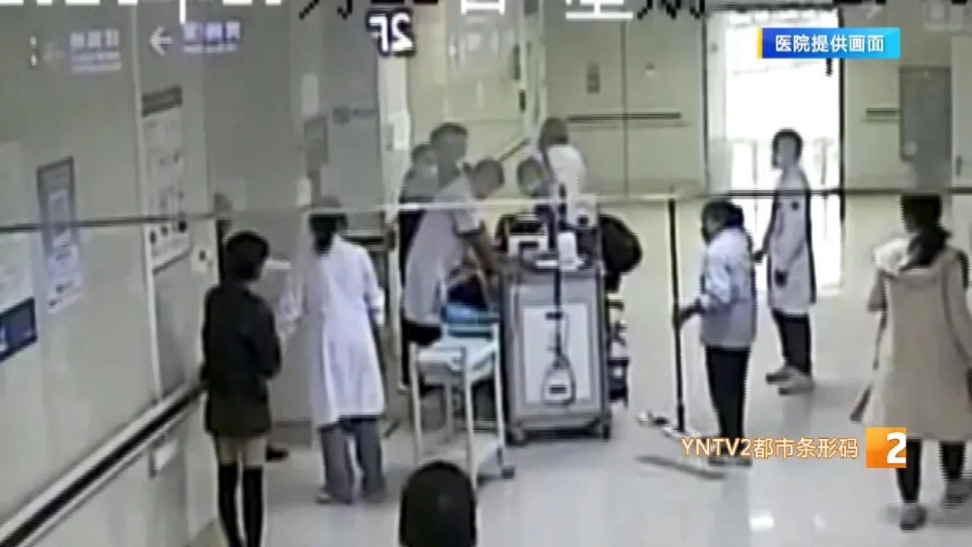 危急！心脏骤停！路过的他冲上去了……