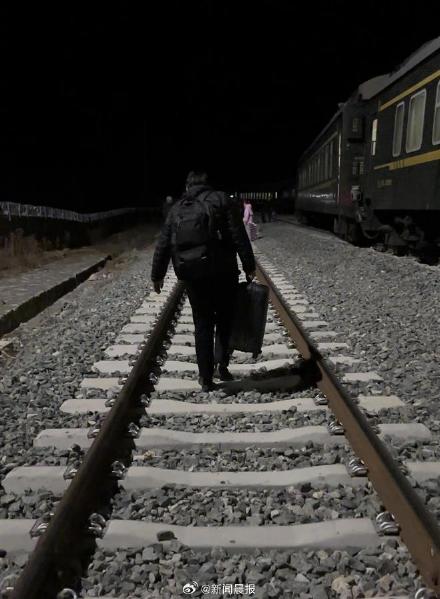 K7034次列车乘客称车厢瞬间一边高一边低 K7034次列车乘客称车厢瞬间一边高一边低