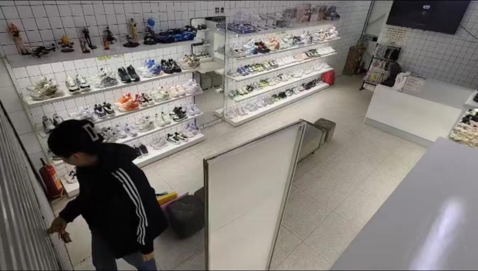 广东一鞋店老板睡过头，被一群着急看电视的小学生连敲带喊催开门