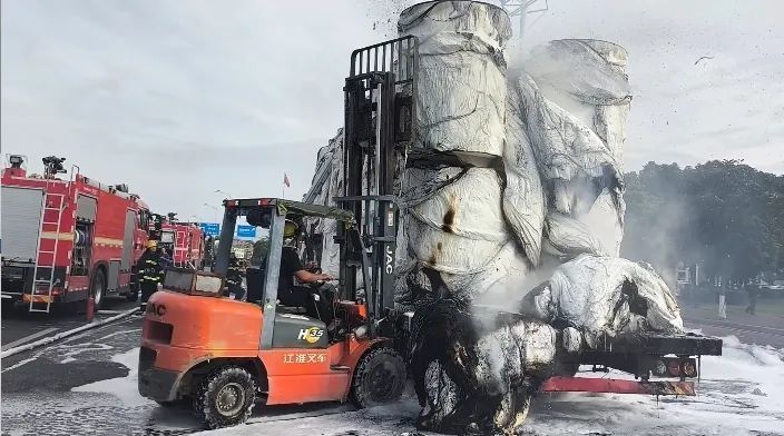 货车变“火车”，司机一路“狂飙”……