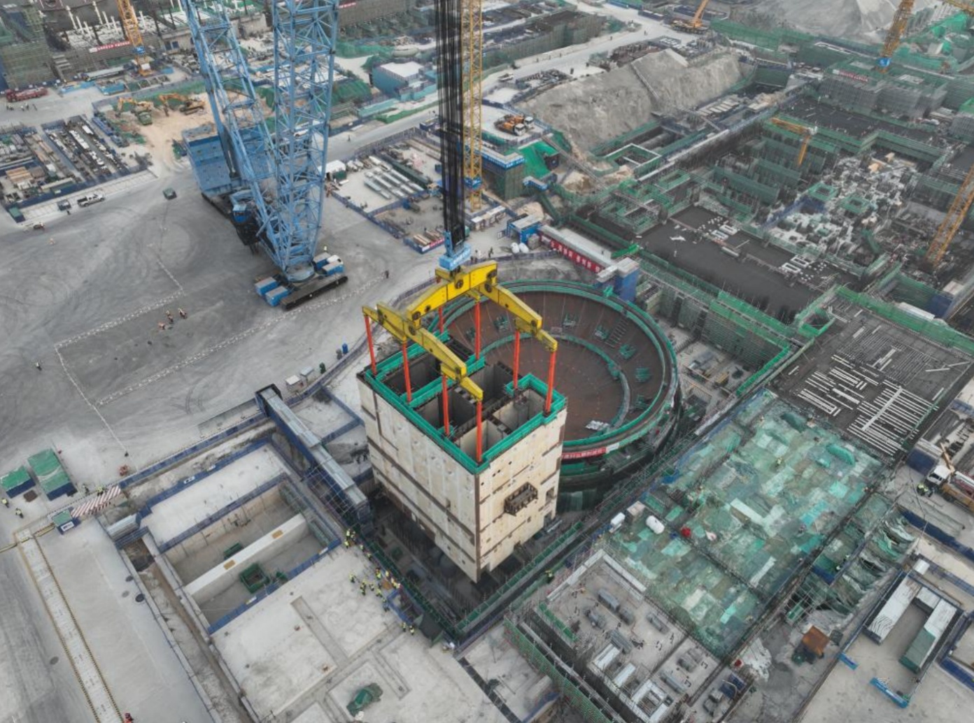 总重量超千吨，徐大堡核电又一模块吊装就位