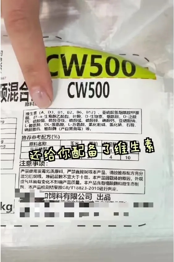 网红挑战吃猪饲料引众怒!称每天仅3元,吃完瞬间表情失控 网红挑战吃猪饲料引众怒!称每天仅3元,吃完瞬间表情失控