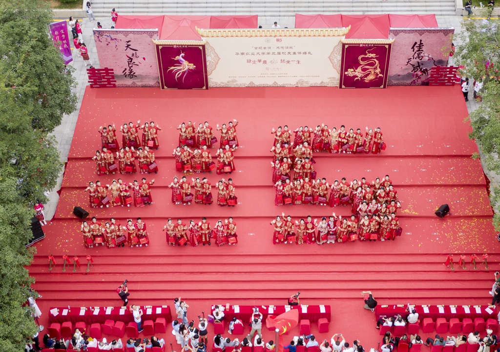 黄金婚书、交杯酸奶……高校校庆，52对新人的婚礼好甜！