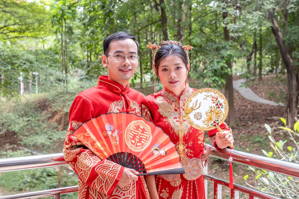 黄金婚书、交杯酸奶……高校校庆，52对新人的婚礼好甜！