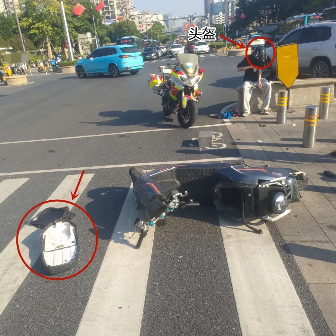 带了头盔但没戴！发生事故后，他痛苦捂头……