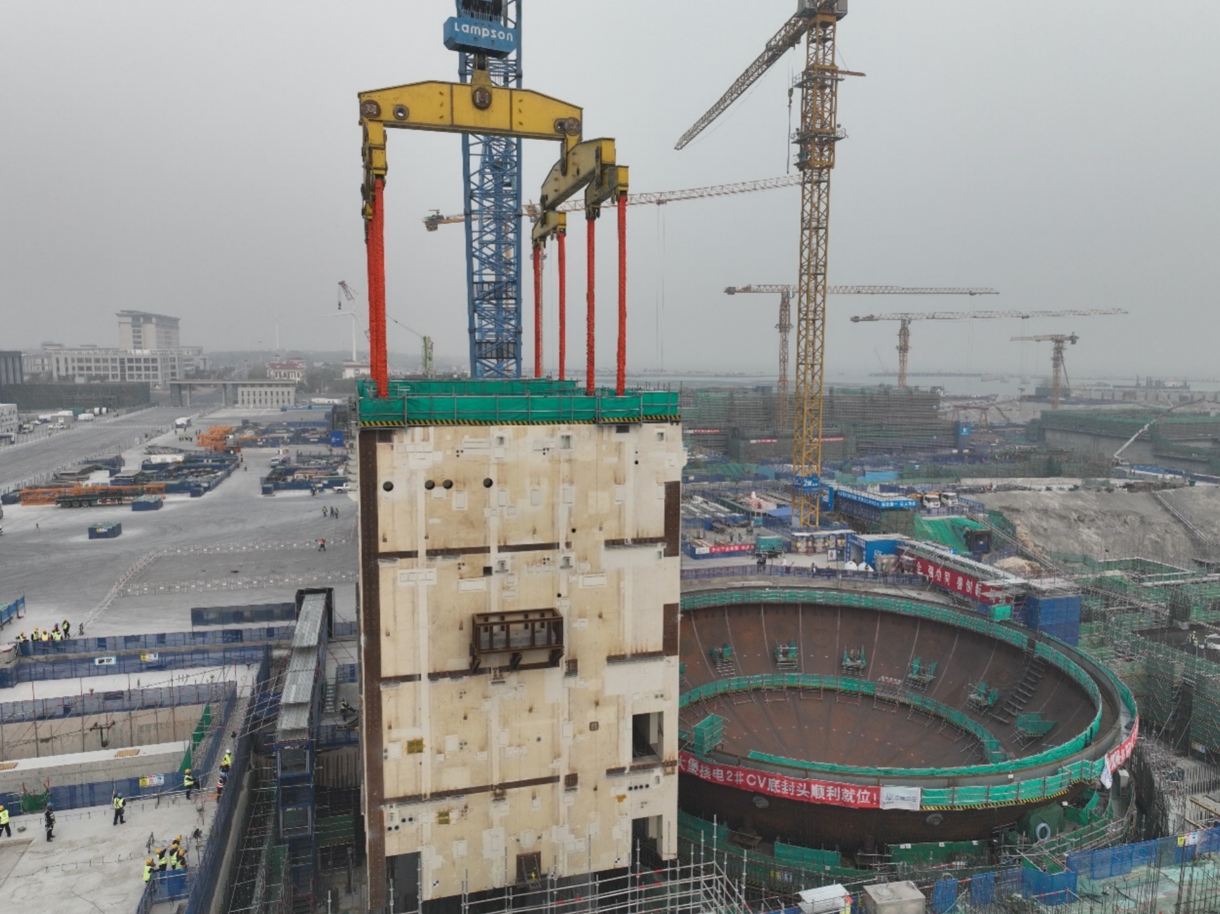总重量超千吨，徐大堡核电又一模块吊装就位