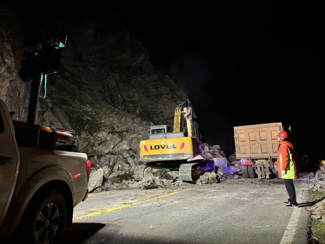 黑泉水库山体坍塌路段解除交通管制