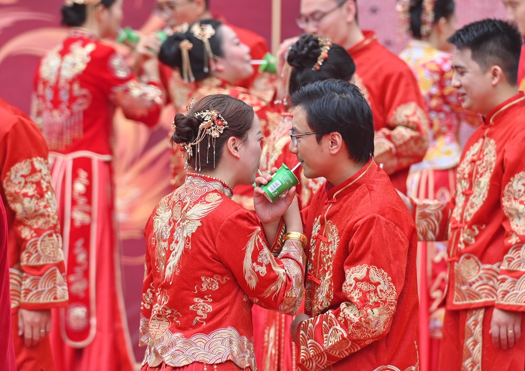 黄金婚书、交杯酸奶……高校校庆，52对新人的婚礼好甜！