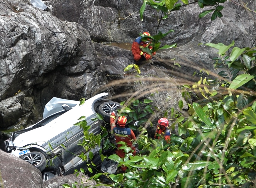 惊险！小车飞落百米山崖……