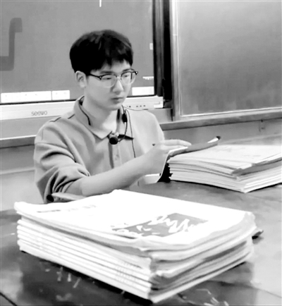 小伙19岁时回中学母校教物理 “想成为像我老师一样的老师”