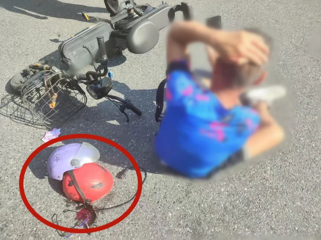 带了头盔但没戴！发生事故后，他痛苦捂头……