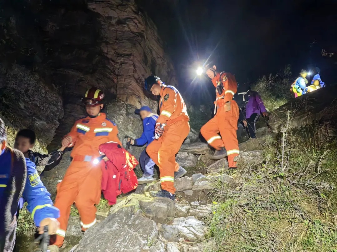 真悬！郊游遭遇“鬼打墙”，31人迷失山中