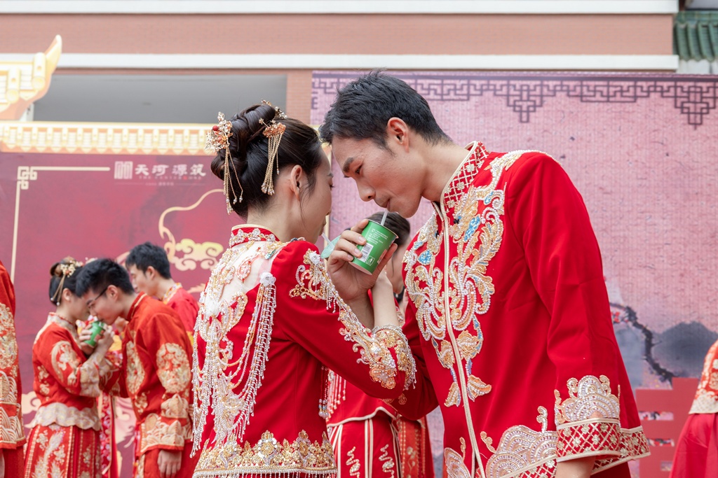 黄金婚书、交杯酸奶……高校校庆，52对新人的婚礼好甜！