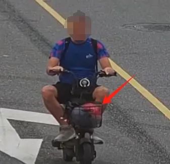 带了头盔但没戴！发生事故后，他痛苦捂头……