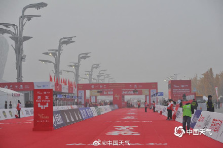 2024北京马拉松开跑 上午能见度逐渐好转 2024北京马拉松开跑 上午能见度逐渐好转