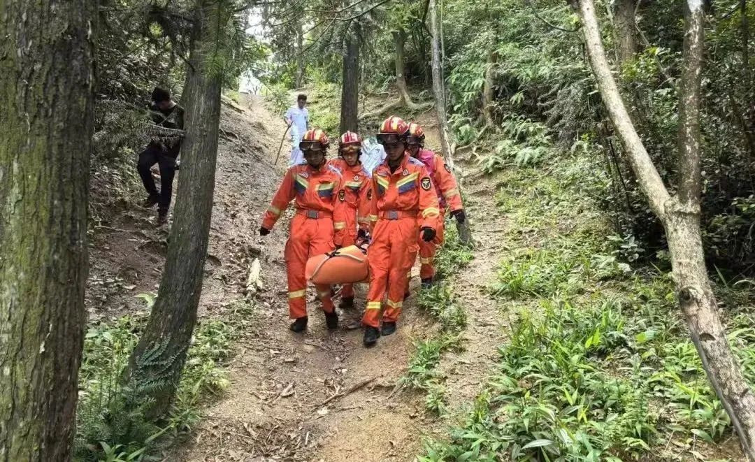 真悬！郊游遭遇“鬼打墙”，31人迷失山中