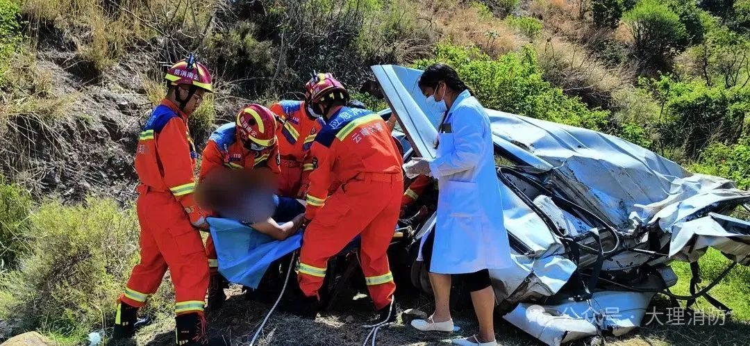 惊险！小车飞落百米山崖……