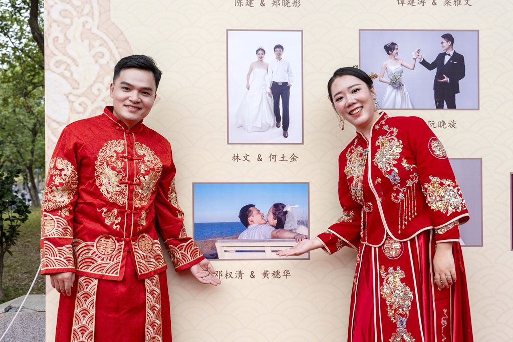 黄金婚书、交杯酸奶……高校校庆，52对新人的婚礼好甜！