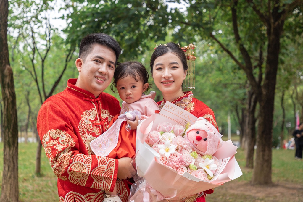 黄金婚书、交杯酸奶……高校校庆，52对新人的婚礼好甜！