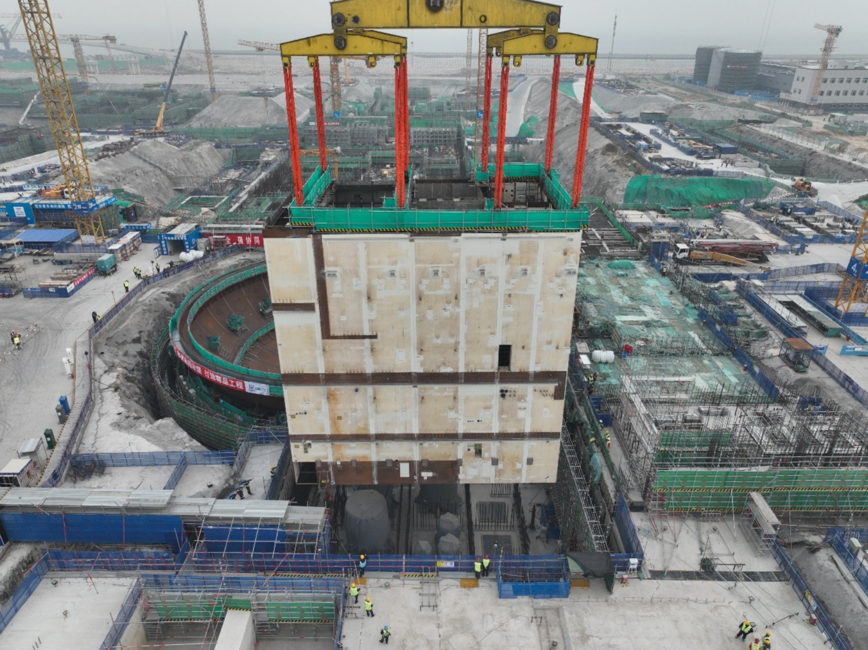 总重量超千吨，徐大堡核电又一模块吊装就位