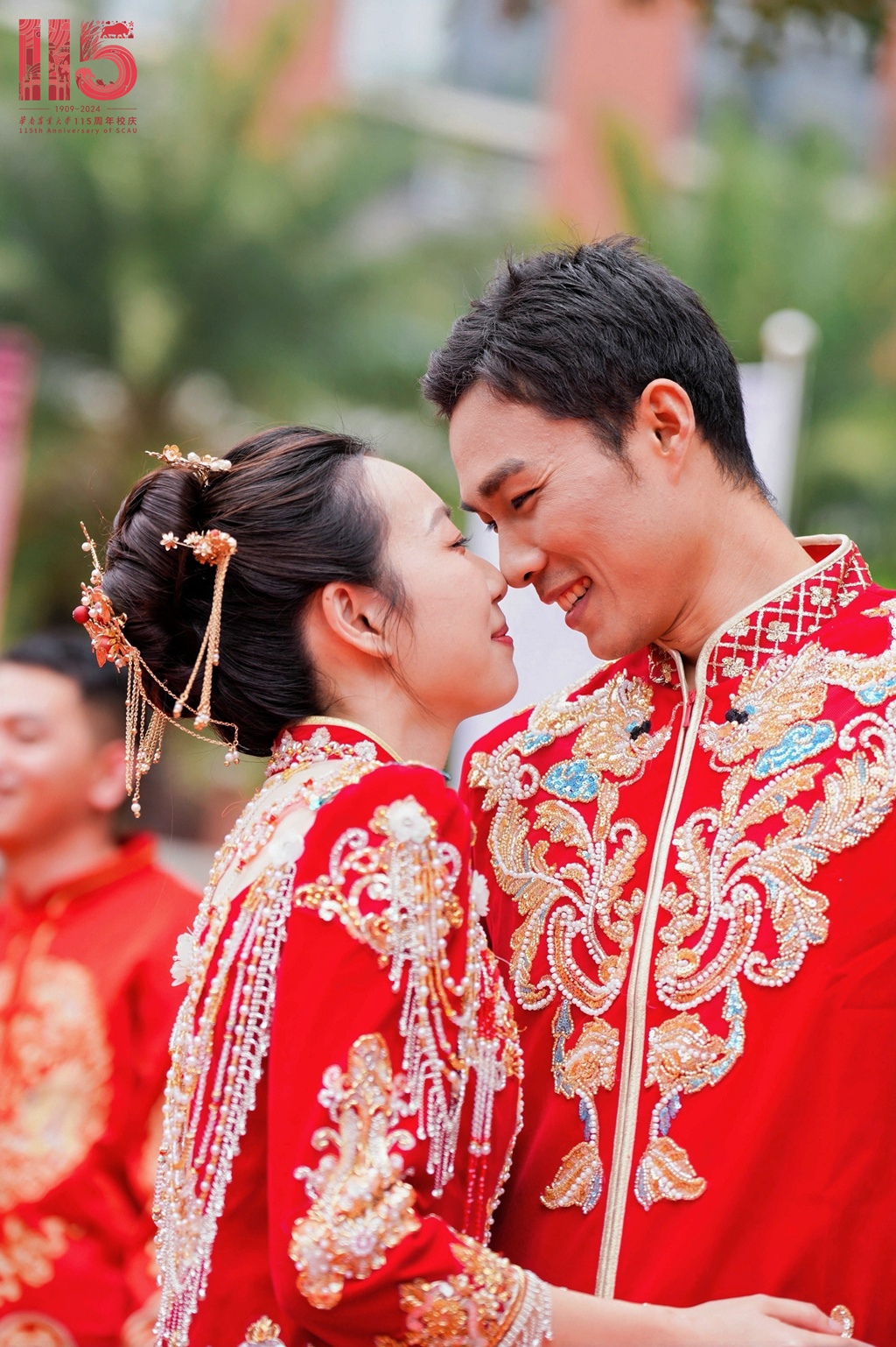 黄金婚书、交杯酸奶……高校校庆，52对新人的婚礼好甜！