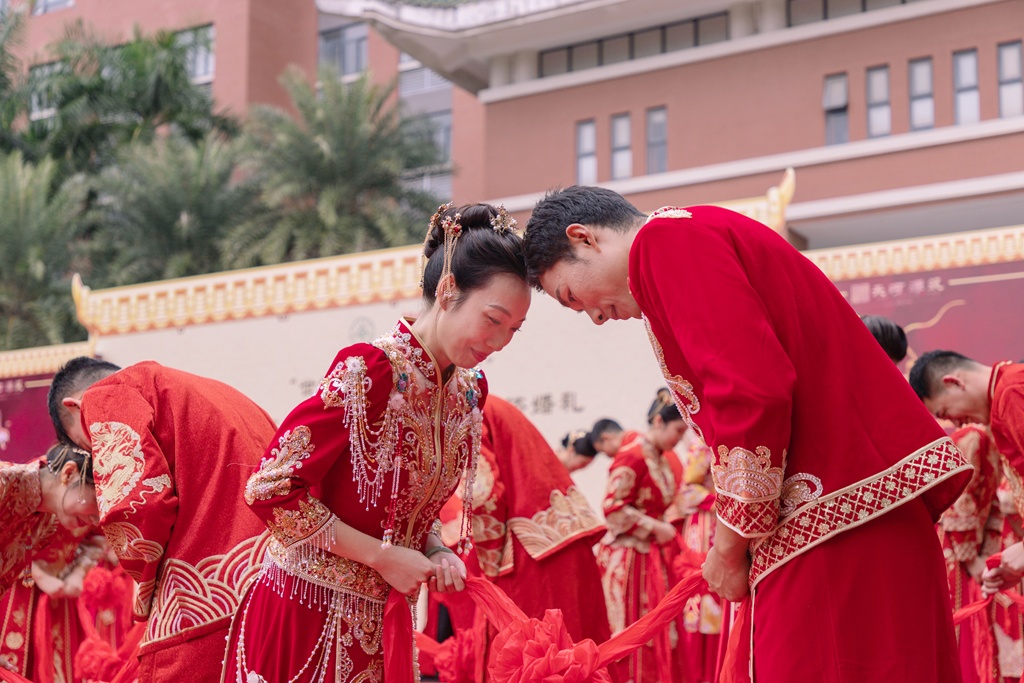 黄金婚书、交杯酸奶……高校校庆，52对新人的婚礼好甜！