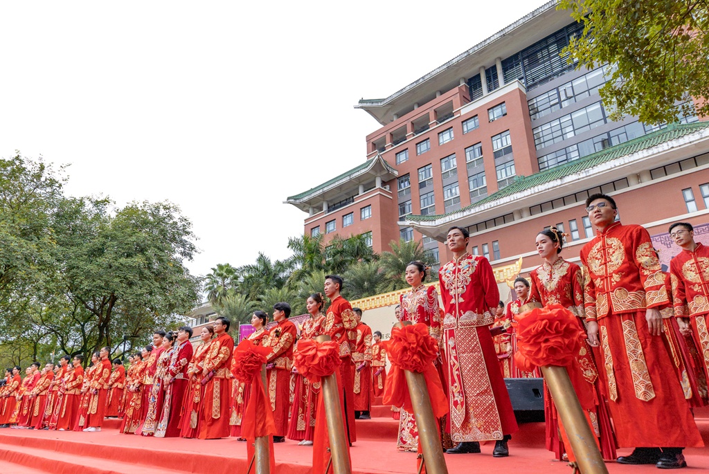 黄金婚书、交杯酸奶……高校校庆，52对新人的婚礼好甜！