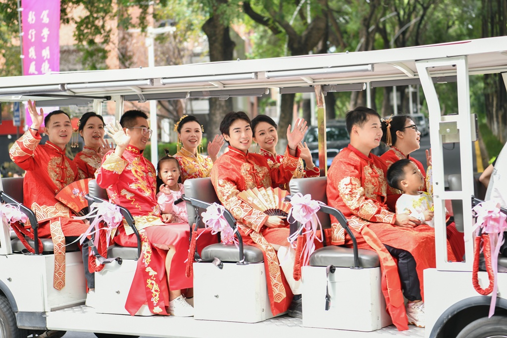 黄金婚书、交杯酸奶……高校校庆，52对新人的婚礼好甜！