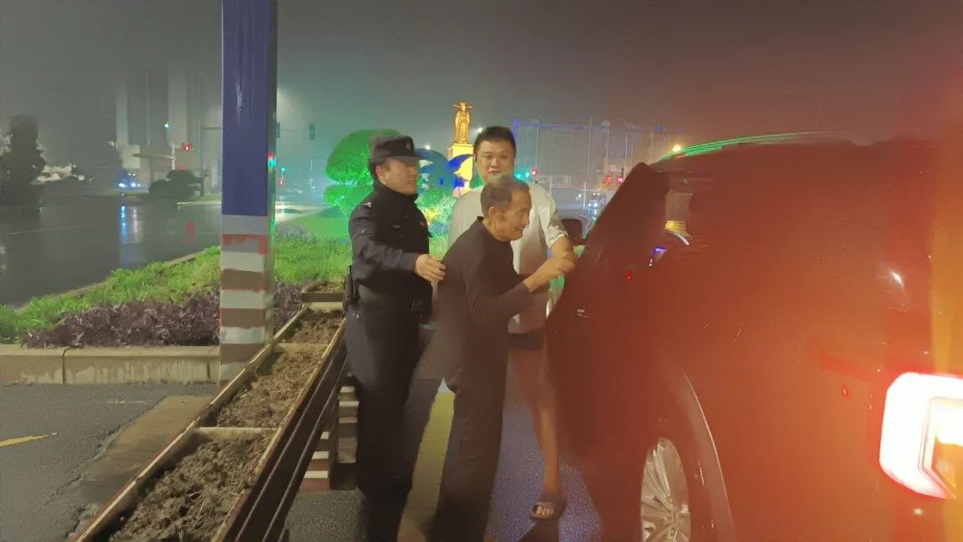 老人雨夜迷路,幸好遇到了他们…… 老人雨夜迷路,幸好遇到了他们……