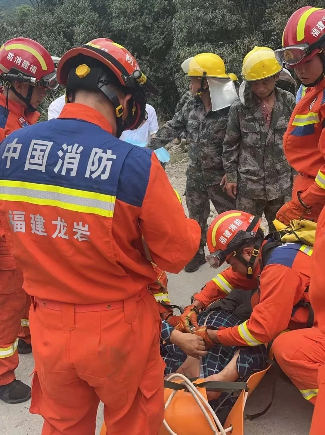 惊险！小车飞落百米山崖……