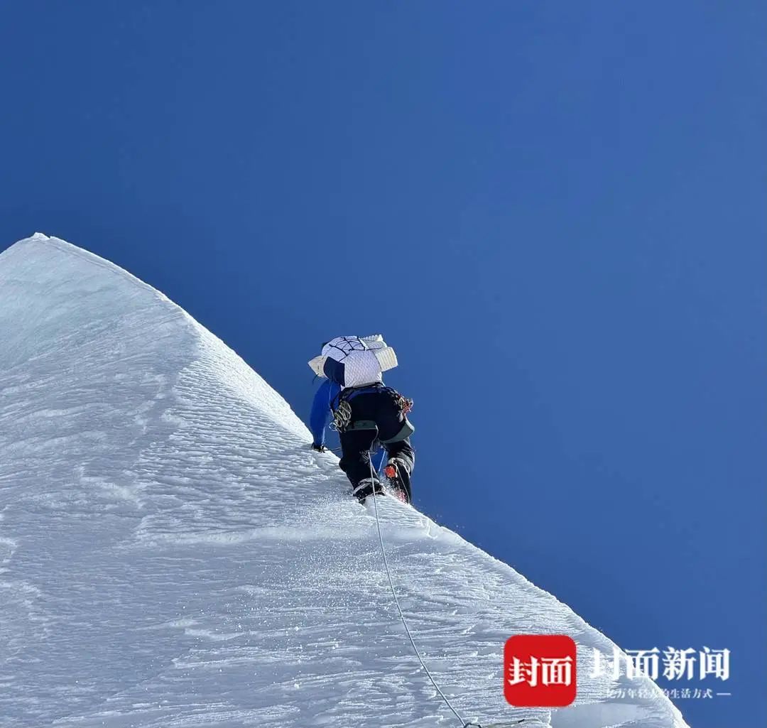 中国登山者第三次登顶贡嘎：冰崩在几米外擦肩而过