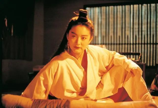 林青霞晒照庆祝70岁生日，网友：岁月从不败美人