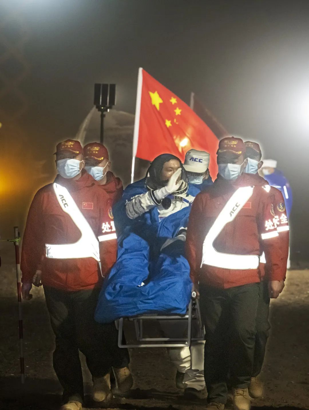 神舟十八号成功返回！记者在现场见证航天英雄回家