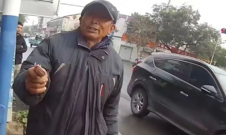 “别管了？这不是白活了吗！”河北卖菜老人剐蹭汽车，坚持拿出所有现金赔偿