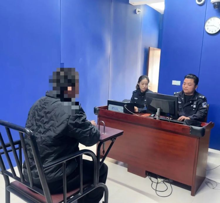 男子到派出所查犯罪记录被抓，经查是一名网上在逃人员