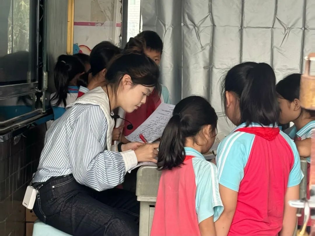 “00后”老师的小纸条火了!网友:独属他们的瞬间 “00后”老师的小纸条火了!网友:独属他们的瞬间