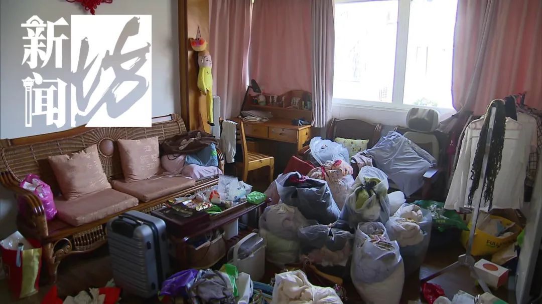 楼上一个操作,自家一片狼藉!沪一女子抓狂:有家不能住…