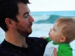 "握拳宝宝"18岁了!表情包曾拯救他的家庭!现在长这样→ "握拳宝宝"18岁了!表情包曾拯救他的家庭!现在长这样→