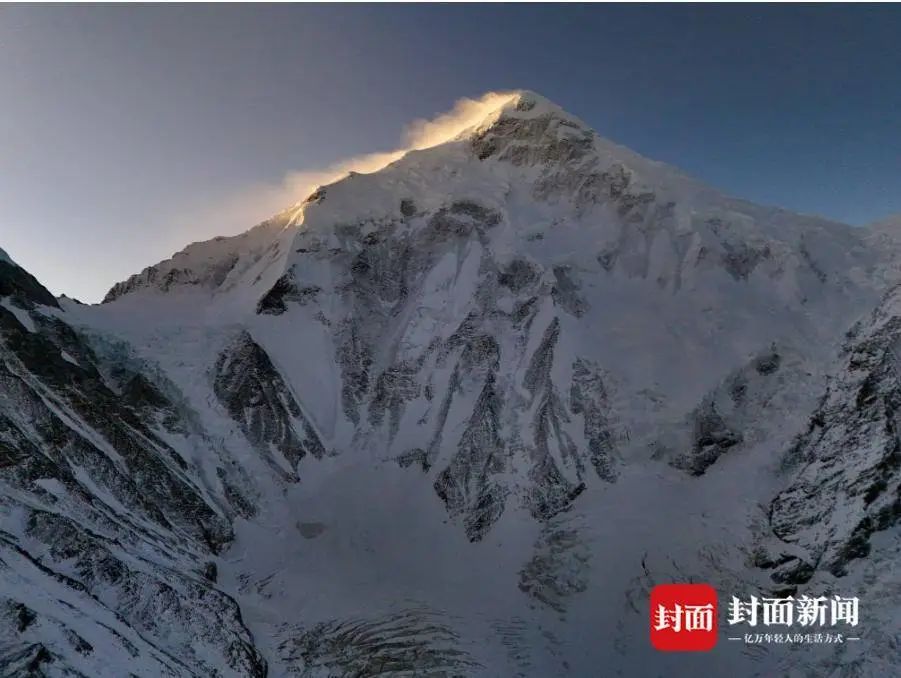 中国登山者第三次登顶贡嘎：冰崩在几米外擦肩而过