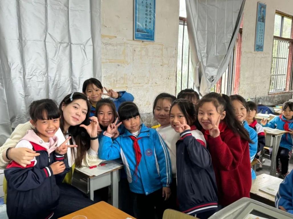 “00后”老师的小纸条火了!网友:独属他们的瞬间 “00后”老师的小纸条火了!网友:独属他们的瞬间